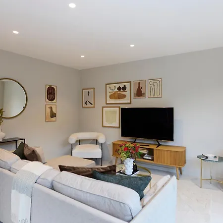Ferienwohnung The Letchford Garden Mews - Elegant 2Bdr House With Garden & Patio